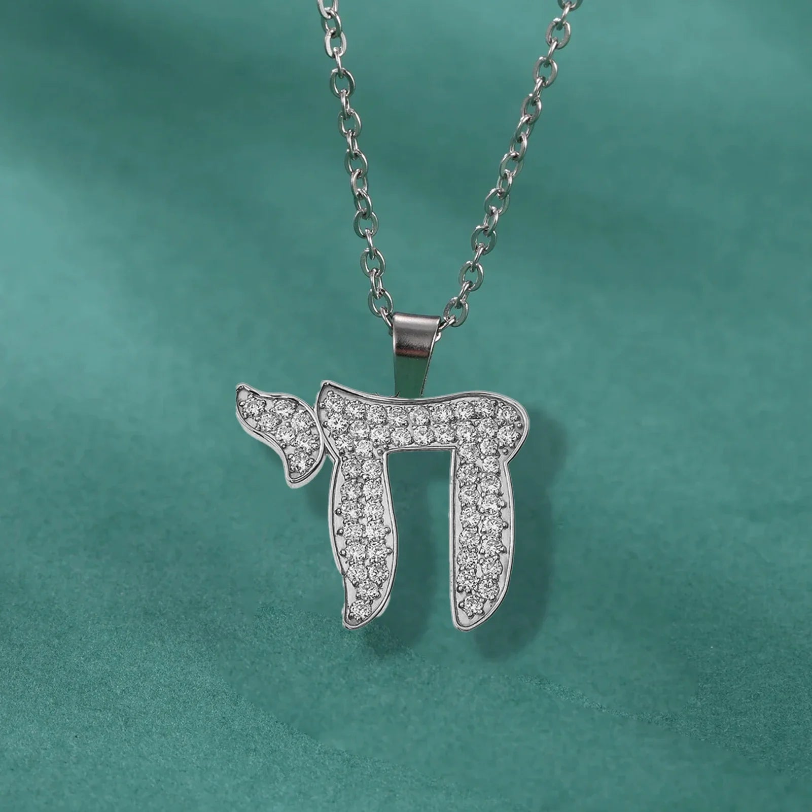 Collar con colgante de strass del símbolo de vida judía Chai plata