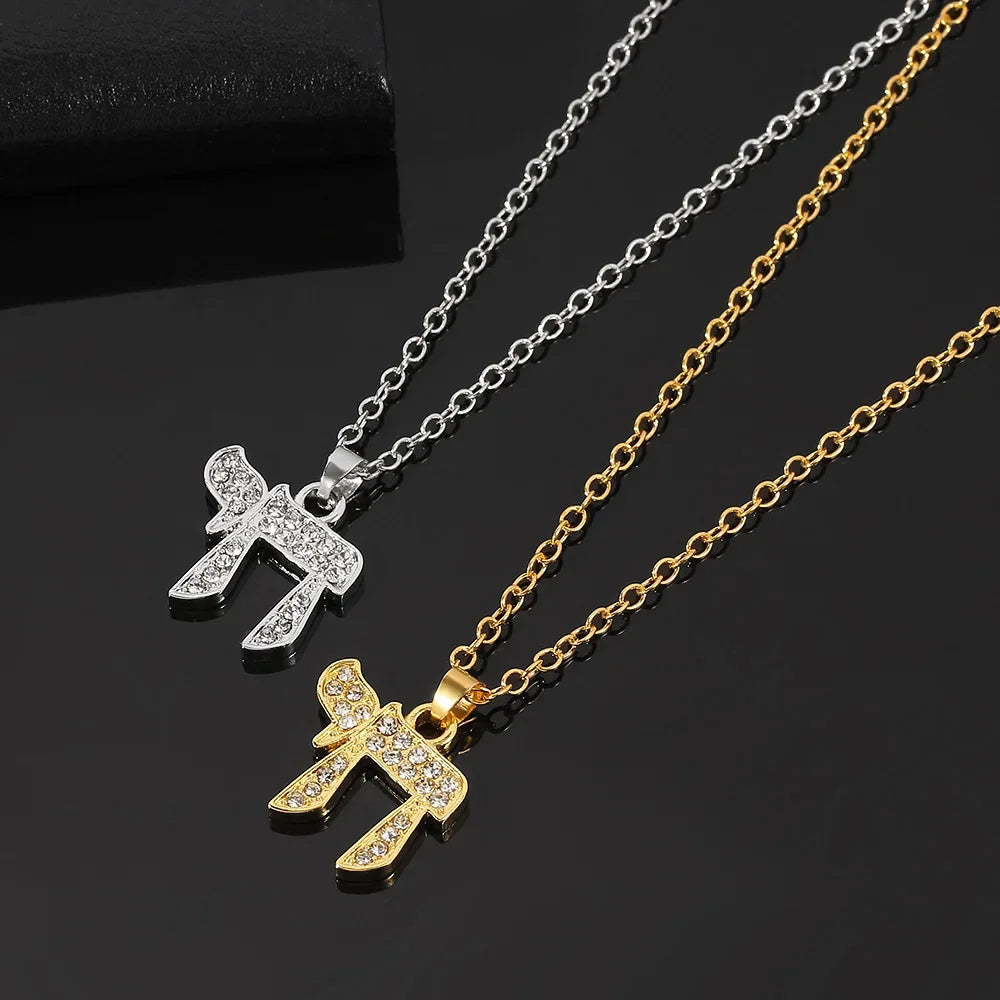 Collar con colgante de strass del símbolo de vida judía Chai plata