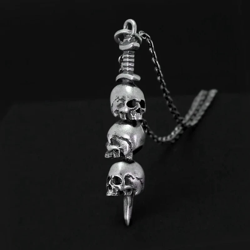 Collar con Colgante de Espada y Calaveras