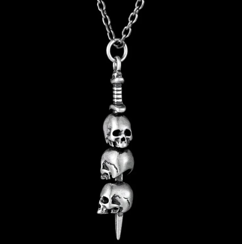 Collar con Colgante de Espada y Calaveras