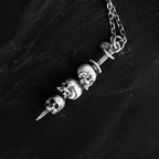 Collar con Colgante de Espada y Calaveras