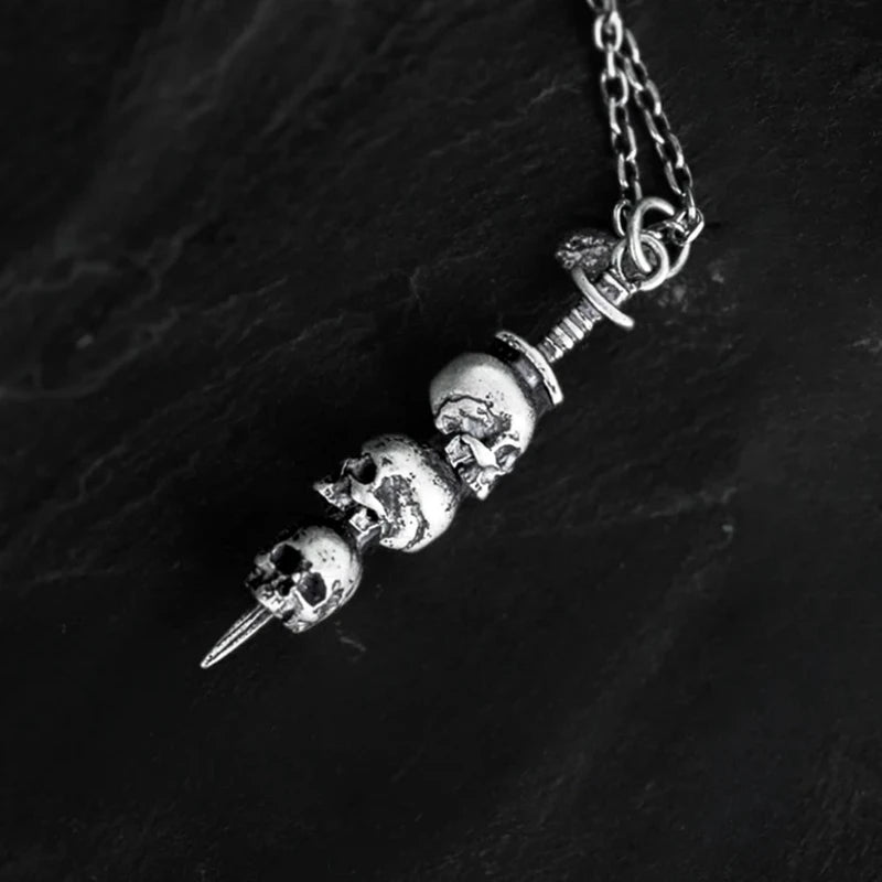 Collar con Colgante de Espada y Calaveras