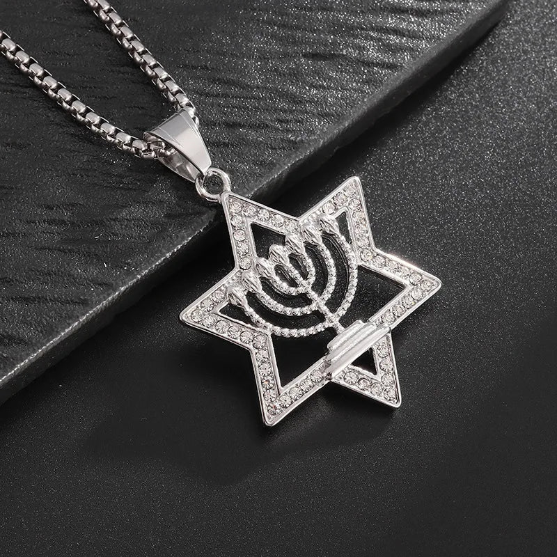 Collar con colgante de <span data-glossary-id="star_of_david">estrella de David</span> y símbolo de identidad judía <span data-glossary-id="menorah">Menorá</span> 