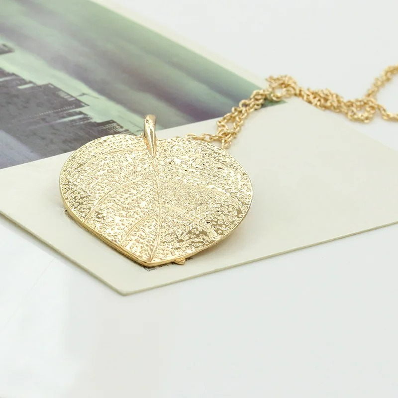 Collar con Colgante de Hoja Otoñal