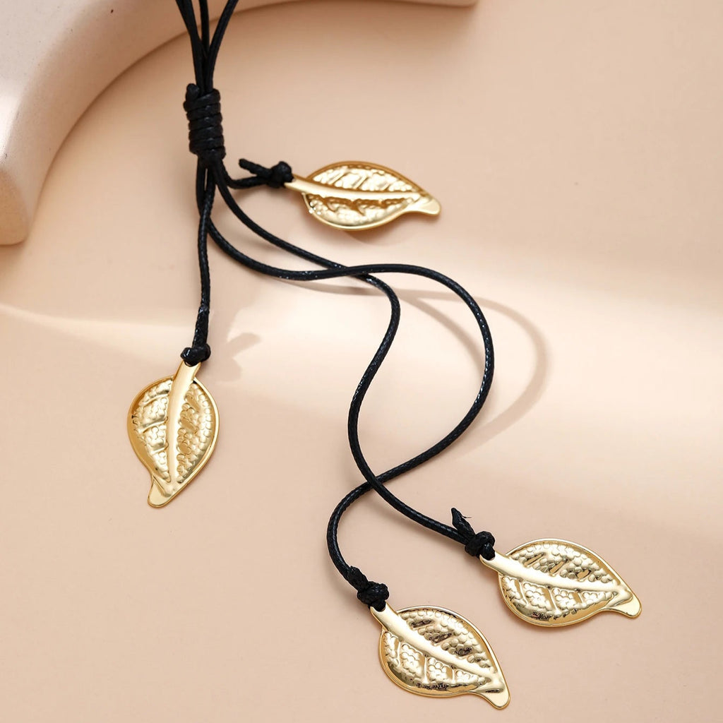 Collar con Colgante de Hoja de Otoño