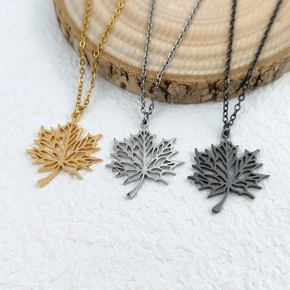 Collar con colgante de hoja de arce 