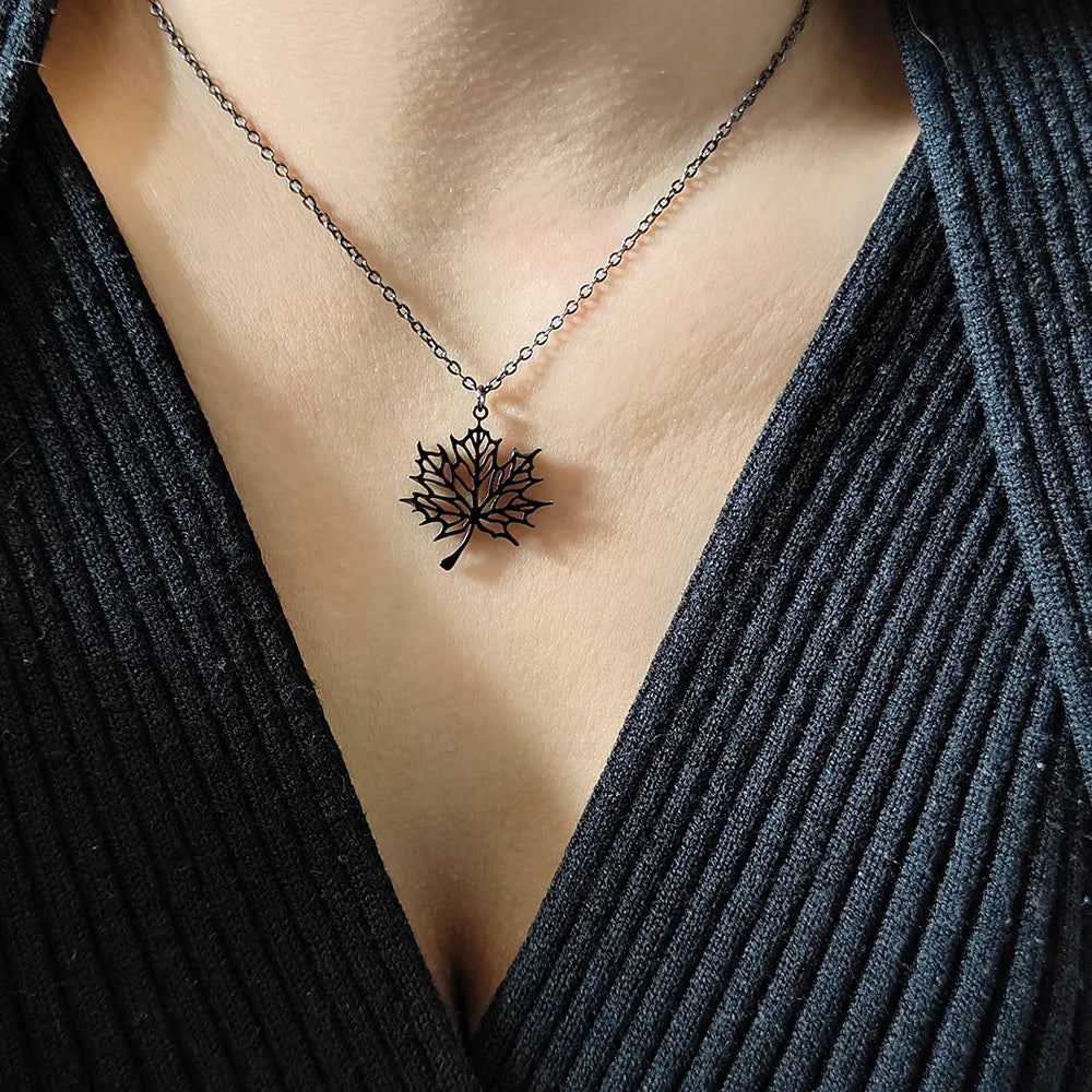 Collar con colgante de hoja de arce negro