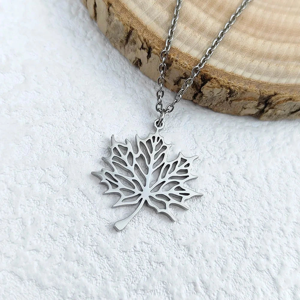 Collar con colgante de hoja de arce plateado