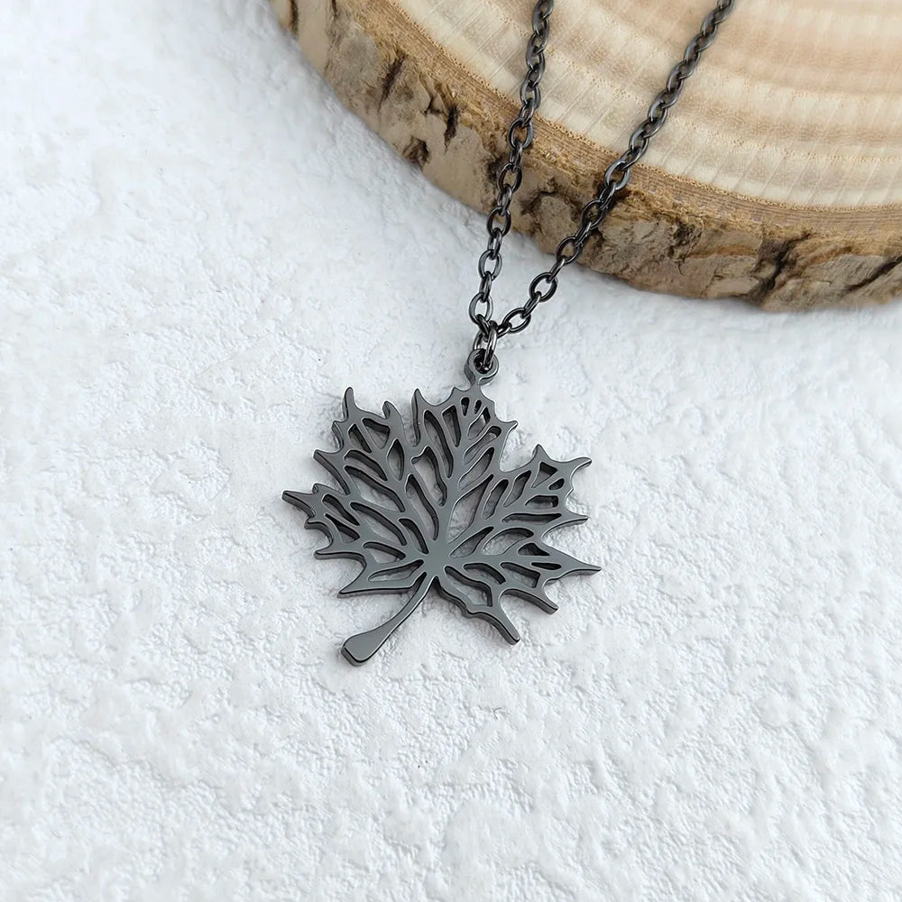 Collar con colgante de hoja de arce negro