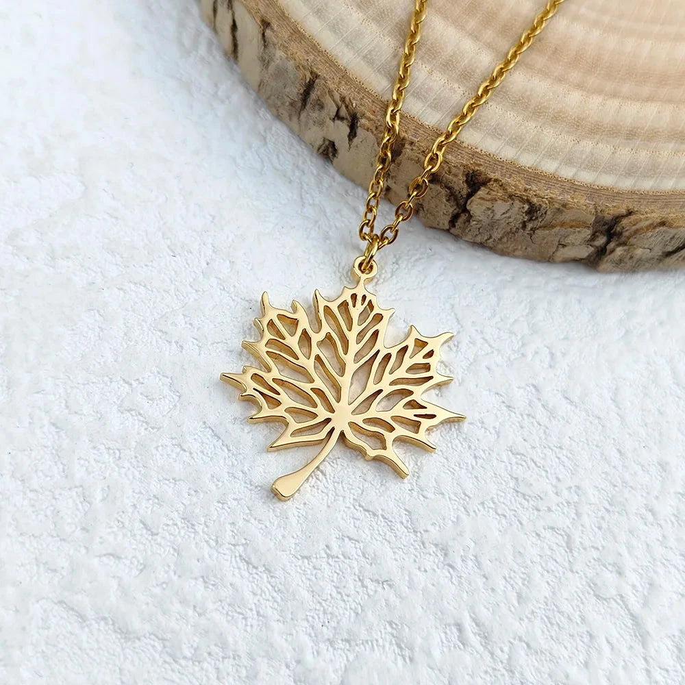Collar con colgante de hoja de arce dorado