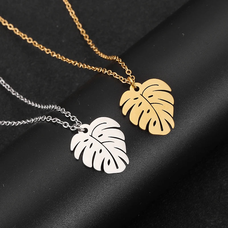 Collar con colgante de hoja de palma plateado