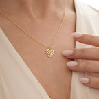 Collar con colgante de hoja de palma dorado