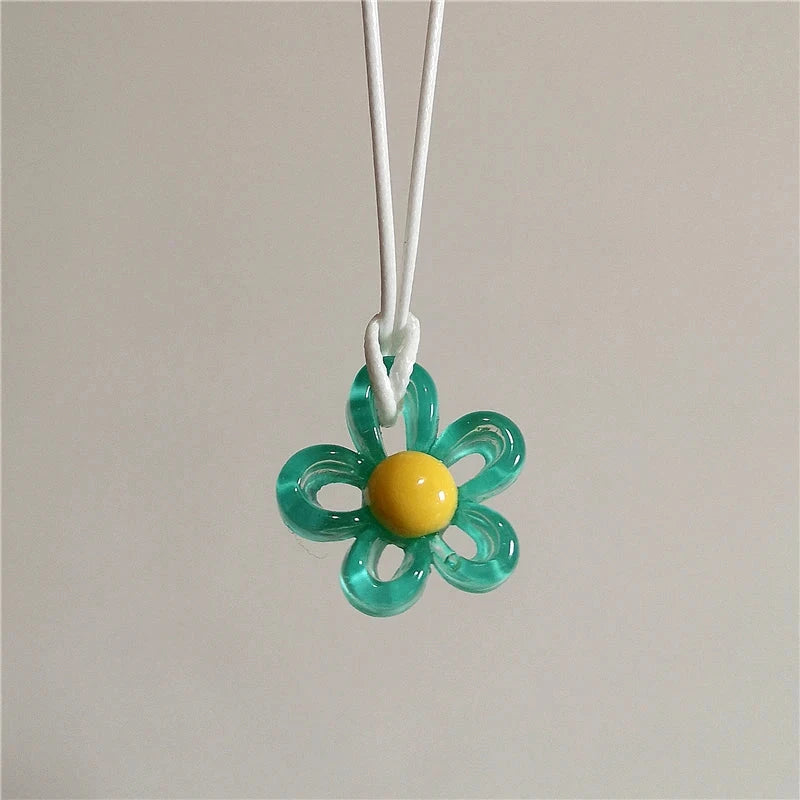 Collar con Colgante de Flor Colorida
