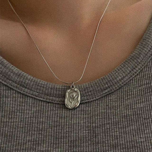 Collar con colgante de flor de rosa de plata