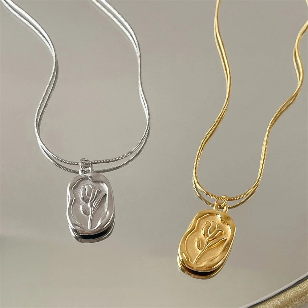 Collar con colgante de flor de rosa