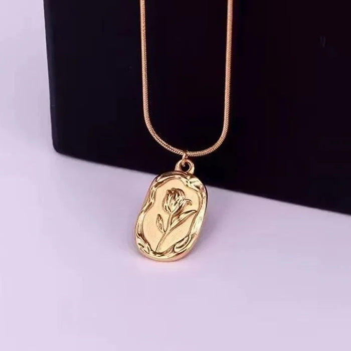 Collar con colgante de flor de rosa de oro