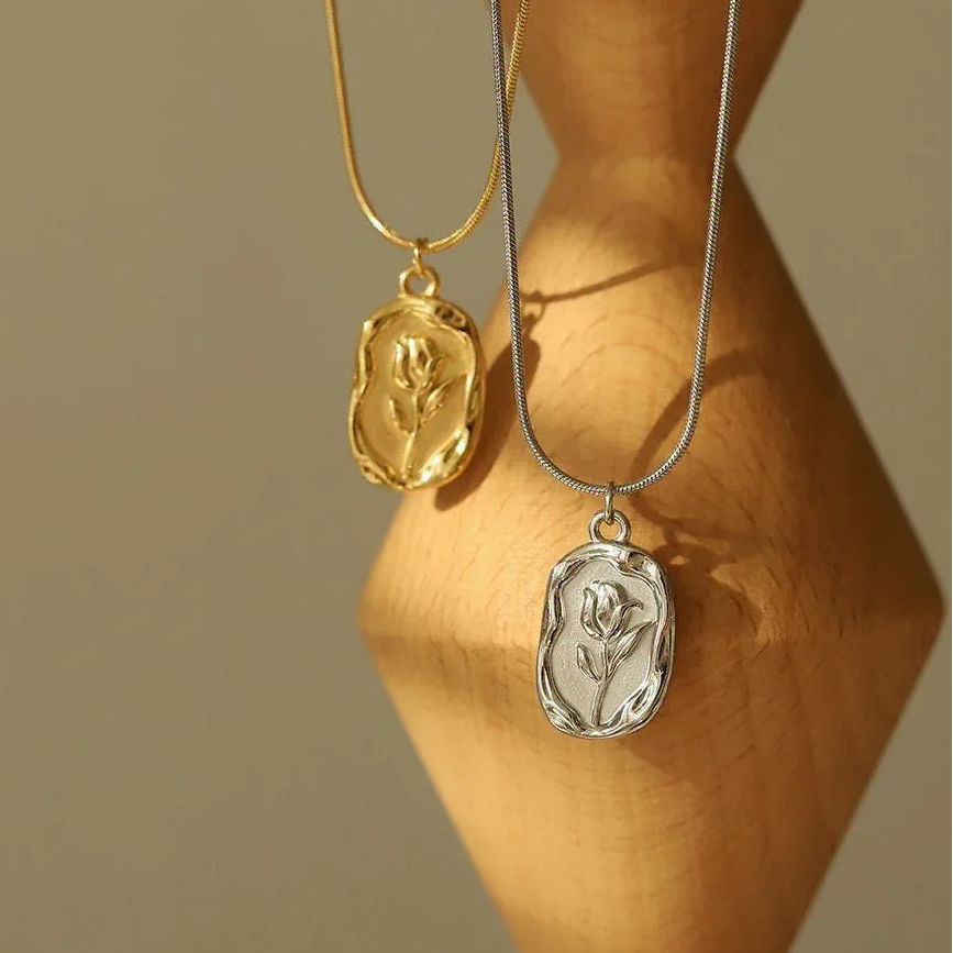Collar con colgante de flor de rosa de plata