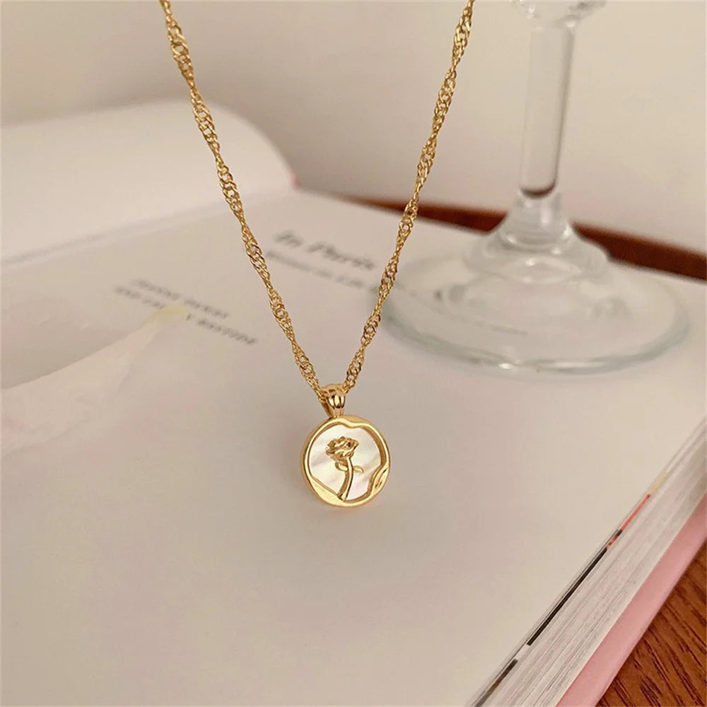 Collar con colgante de flor de rosa dorada