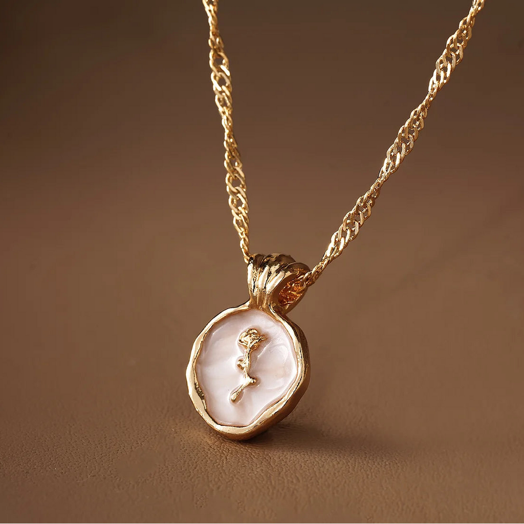 Collar con colgante de flor de rosa dorada