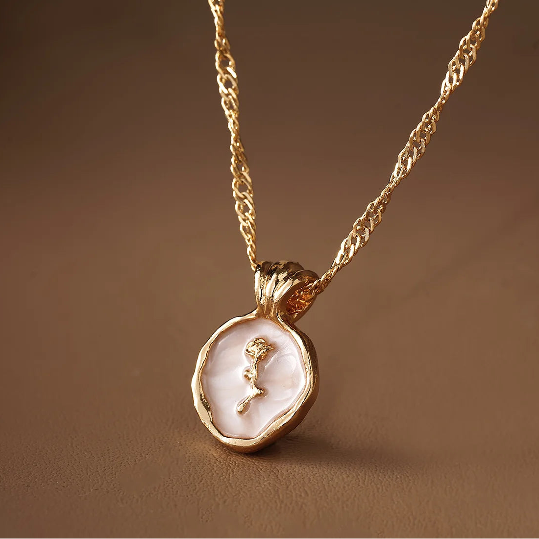 Collar con colgante de flor de rosa dorada