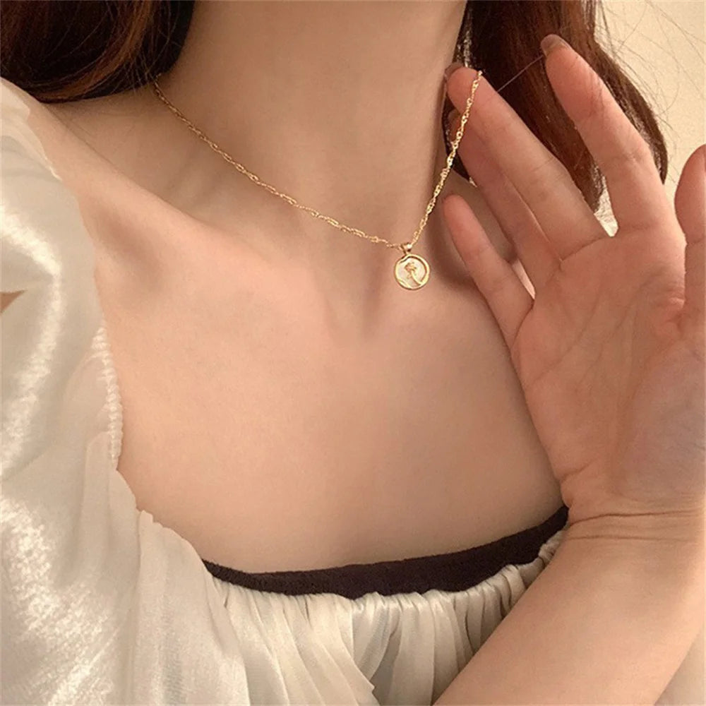 Collar con colgante de flor de rosa dorada