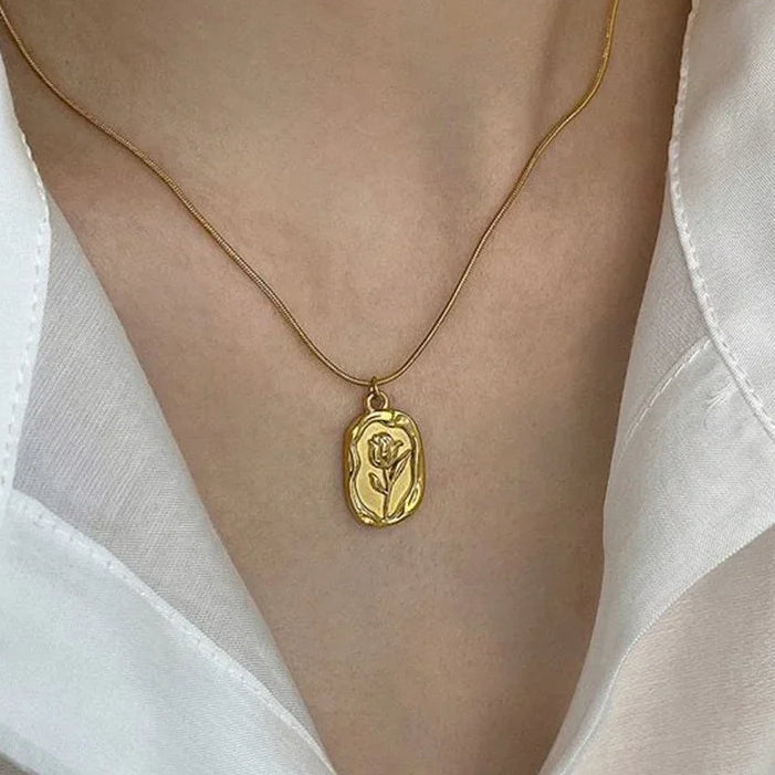 Collar con colgante de flor de rosa de oro