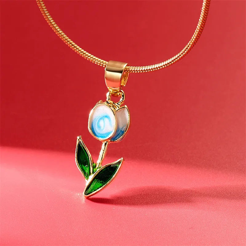 Collar con colgante de flor de tulipán en esmalte de color blanco y azul