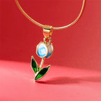 Collar con colgante de flor de tulipán en esmalte de color blanco y azul