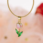 Collar con colgante de flor de tulipán en esmalte de color blanco y rosa