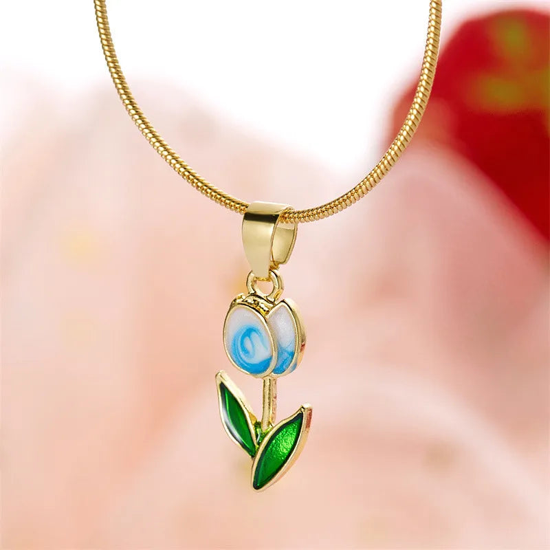 Collar con colgante de flor de tulipán en esmalte de color blanco y azul