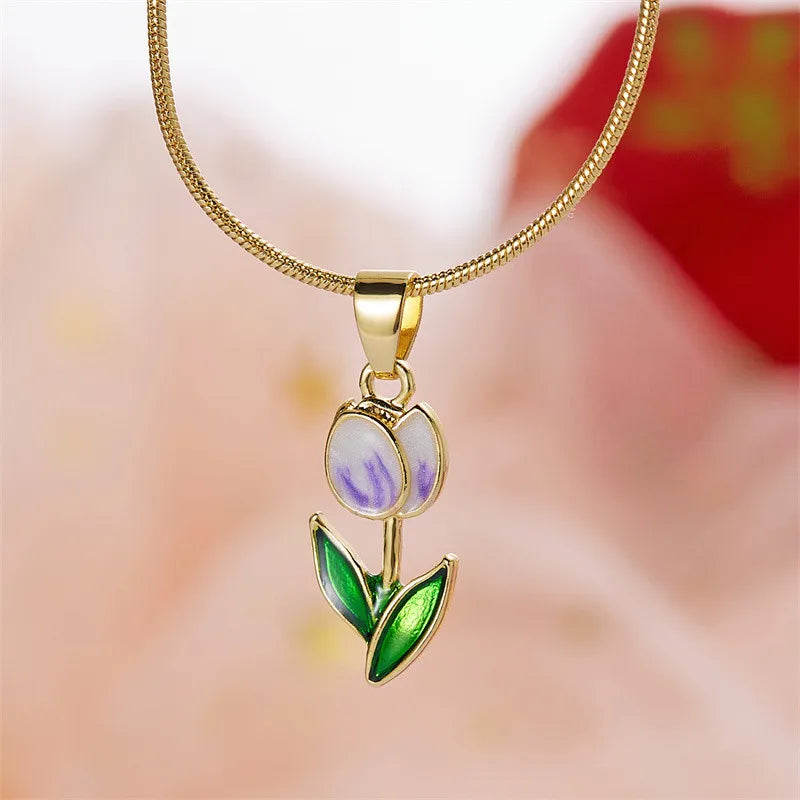 Collar con colgante de flor de tulipán en esmalte de color blanco y violeta