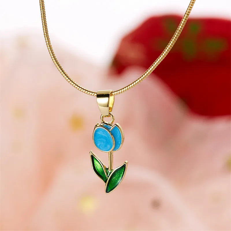 Collar con colgante de flor de tulipán en esmalte de color turquesa