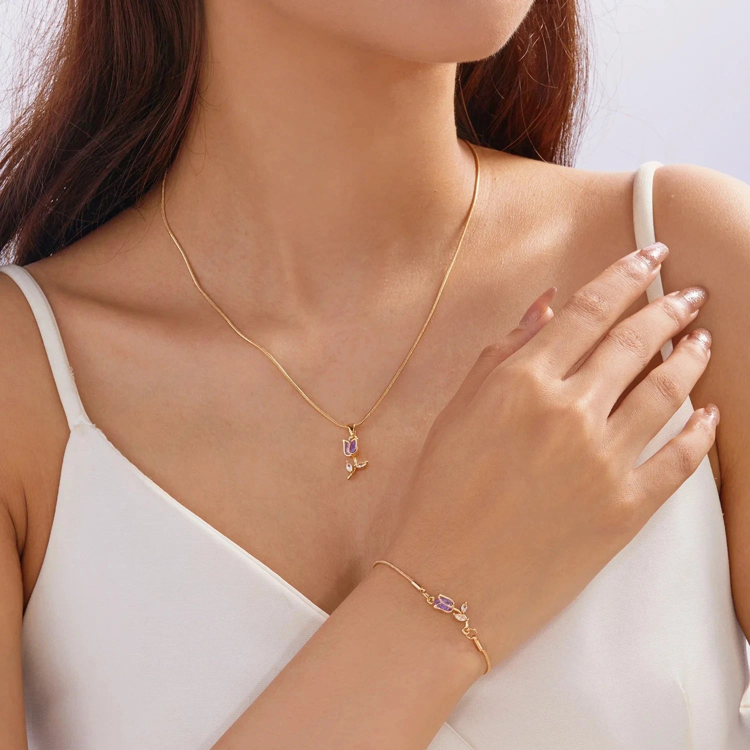 Collar con colgante de flor de tulipán en circonio violeta