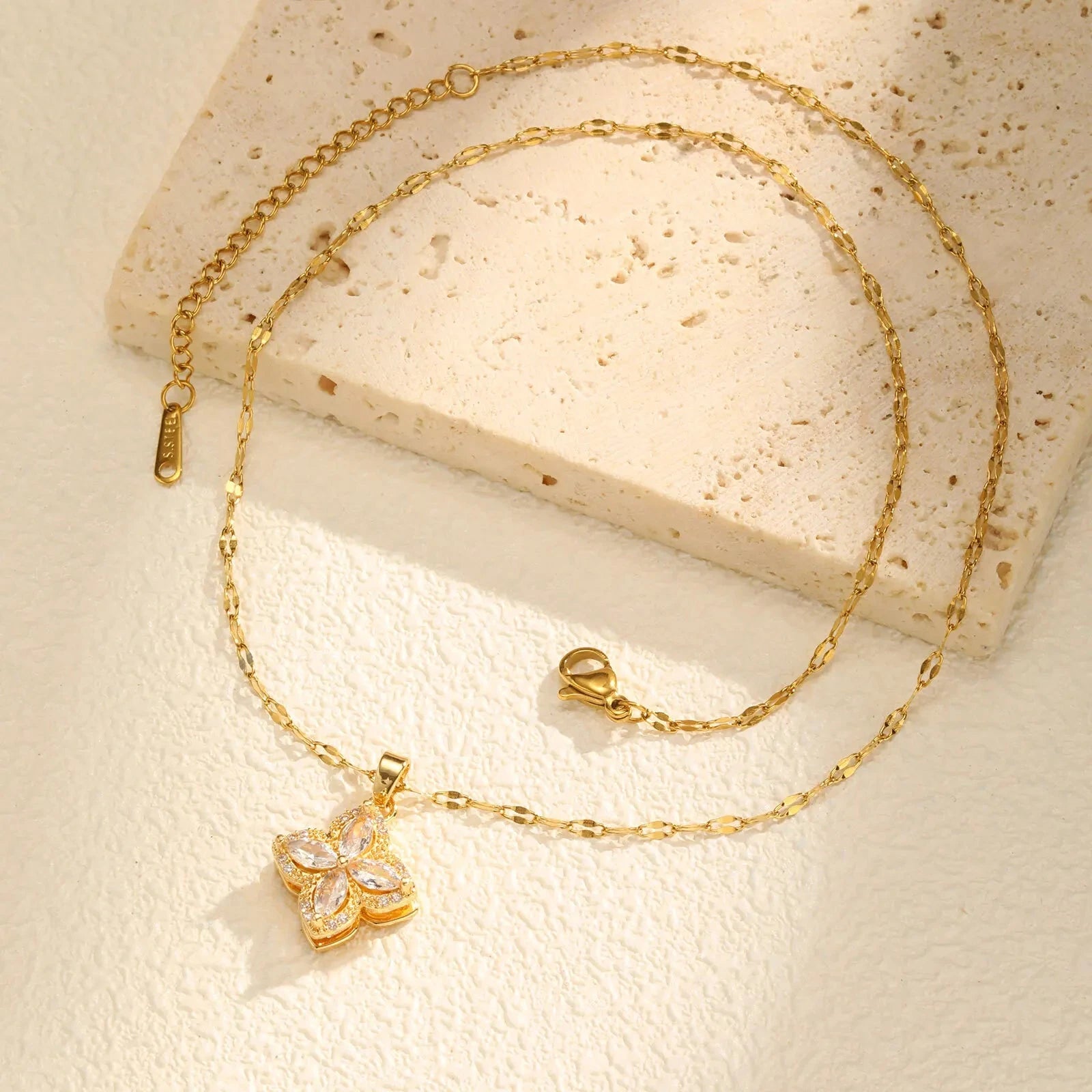 Collar con Colgante de Flor en Circonita Giratoria Antiestrés