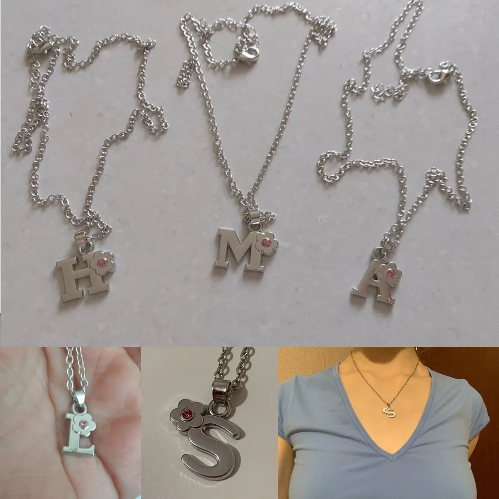 Collar con colgante de inicial y flor