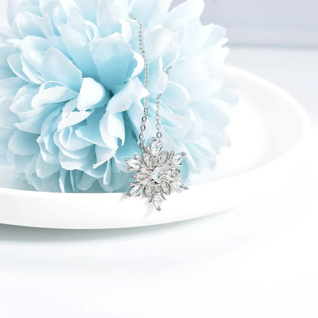 Collar con colgante de copo de nieve en circonio blanco