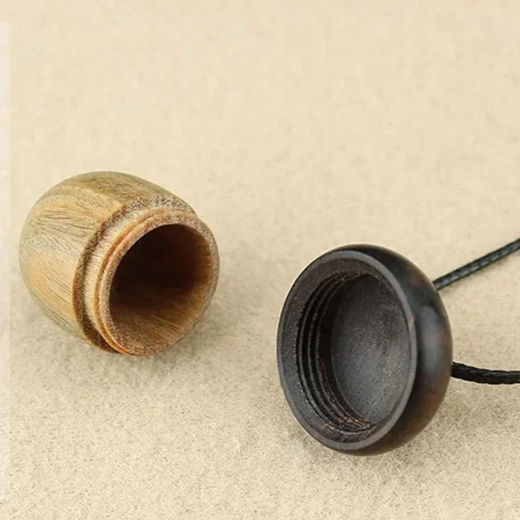 Collar con colgante de bellota de madera