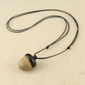 Collar con colgante de bellota de madera beige