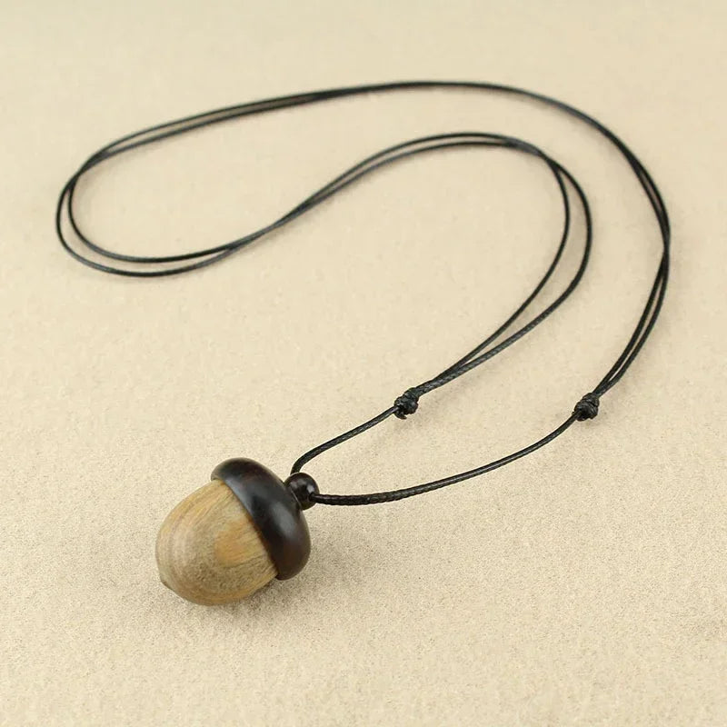 Collar con colgante de bellota de madera beige