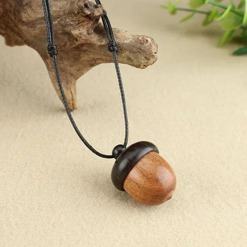 Collar con colgante de bellota de madera marrón