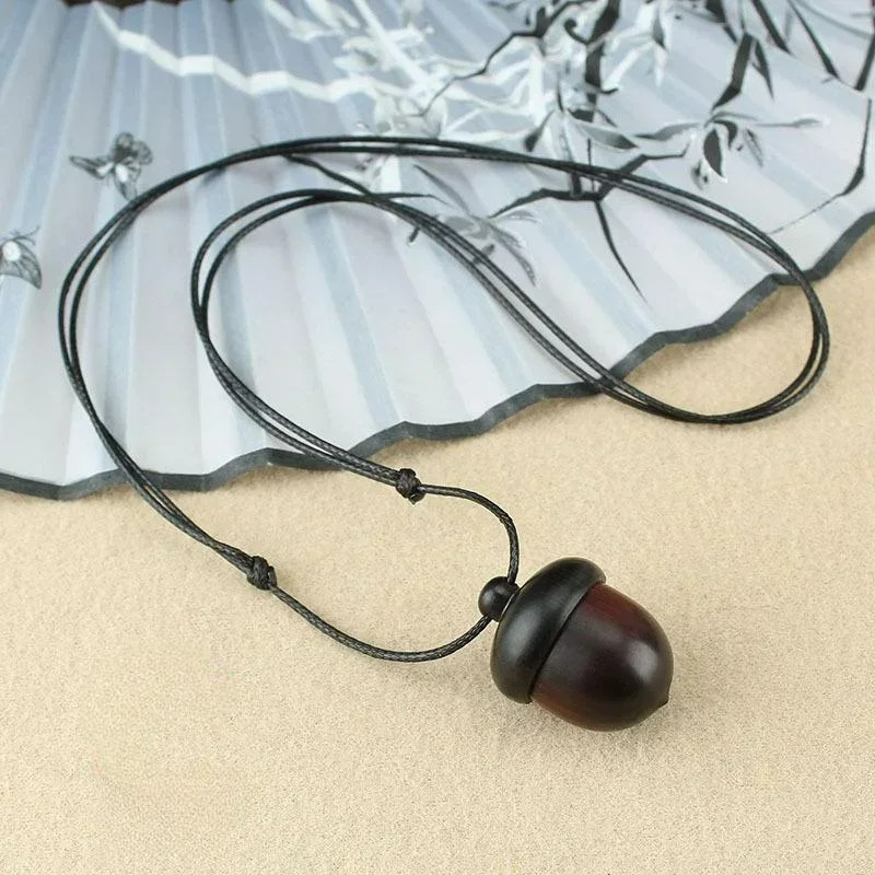 Collar con colgante de bellota de madera marrón oscuro