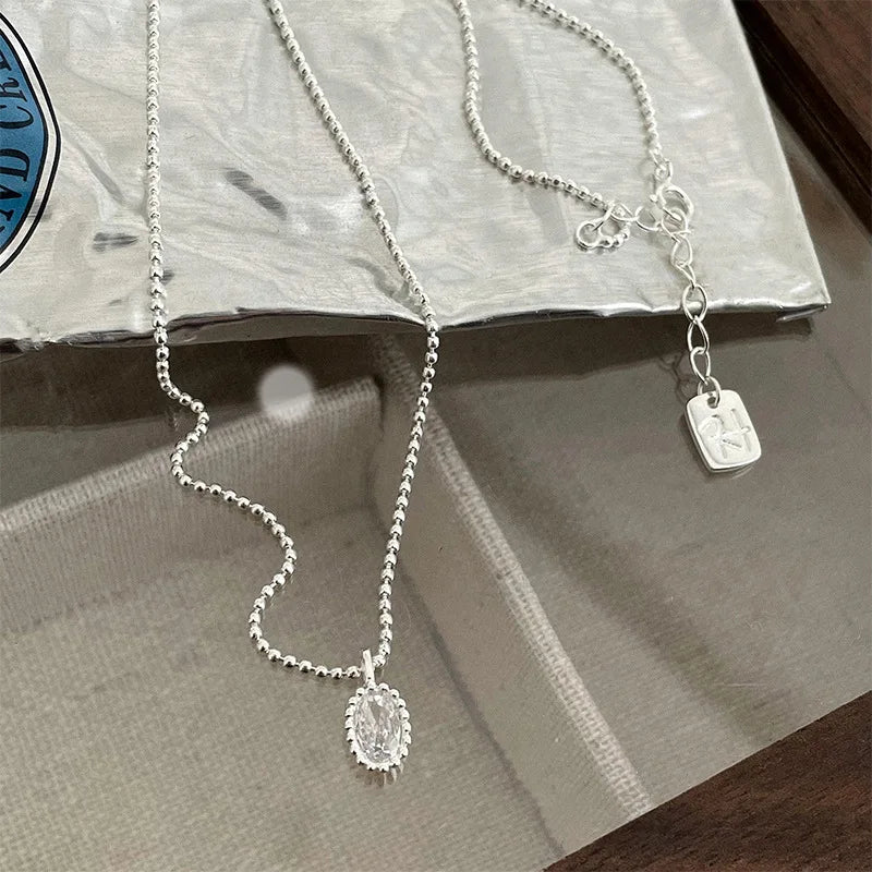 Collar con colgante ovalado brillante en forma de gota de agua