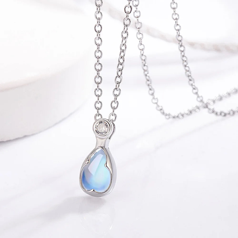 Collar con colgante de gota de piedra lunar y cristal