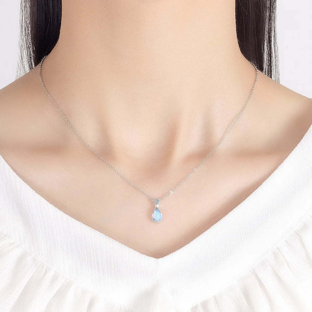 Collar con colgante de gota de piedra lunar y cristal