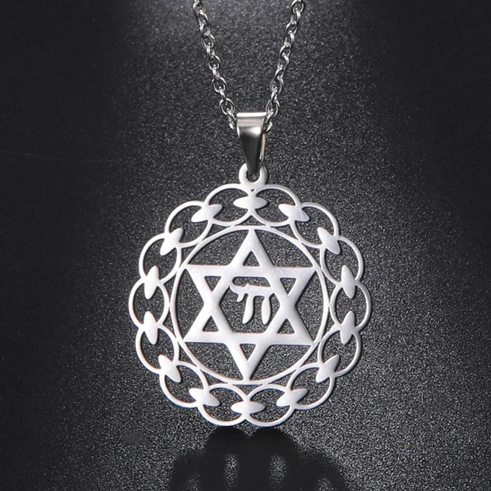 Collar con colgante grabado con los símbolos judíos estrella de David y Chai