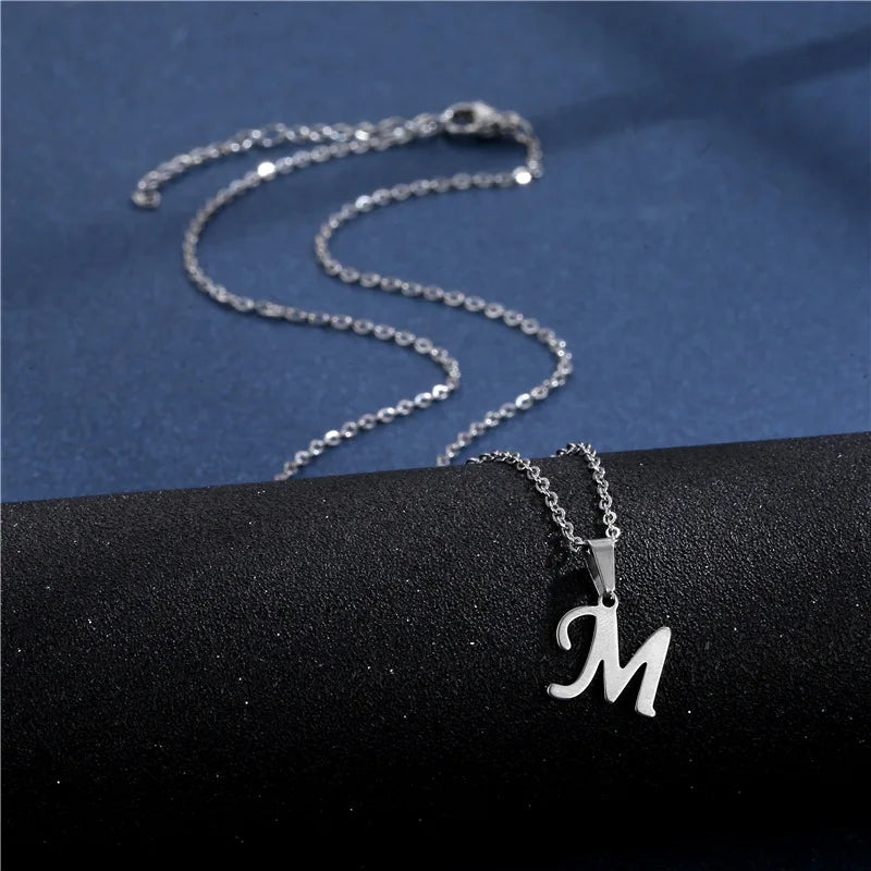 Collar personalizado con colgante de inicial m