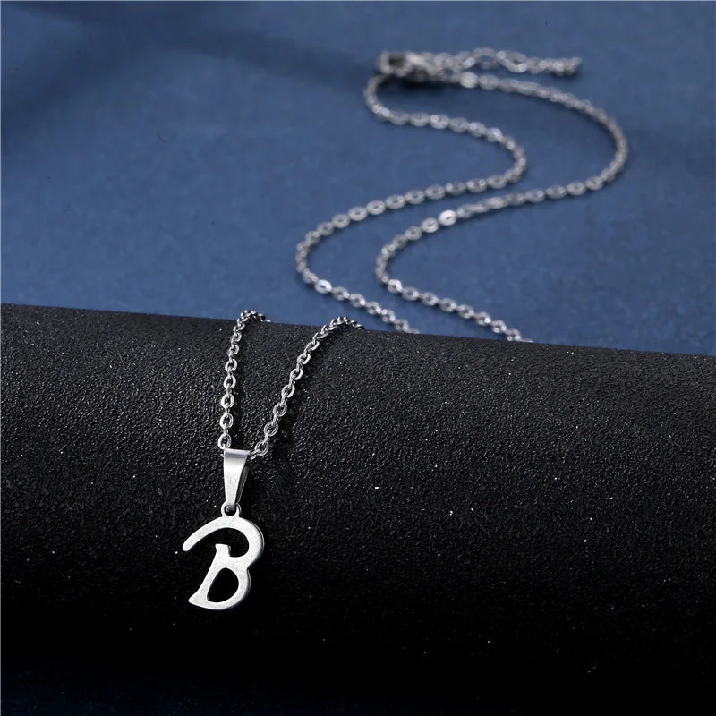 Collar personalizado con colgante de inicial b