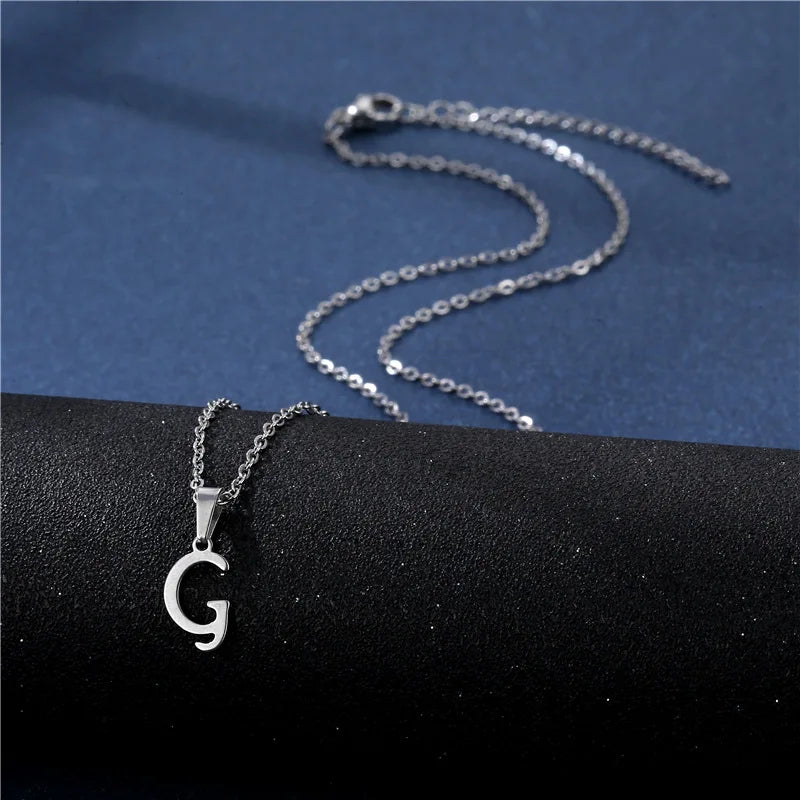 Collar personalizado con colgante de inicial g