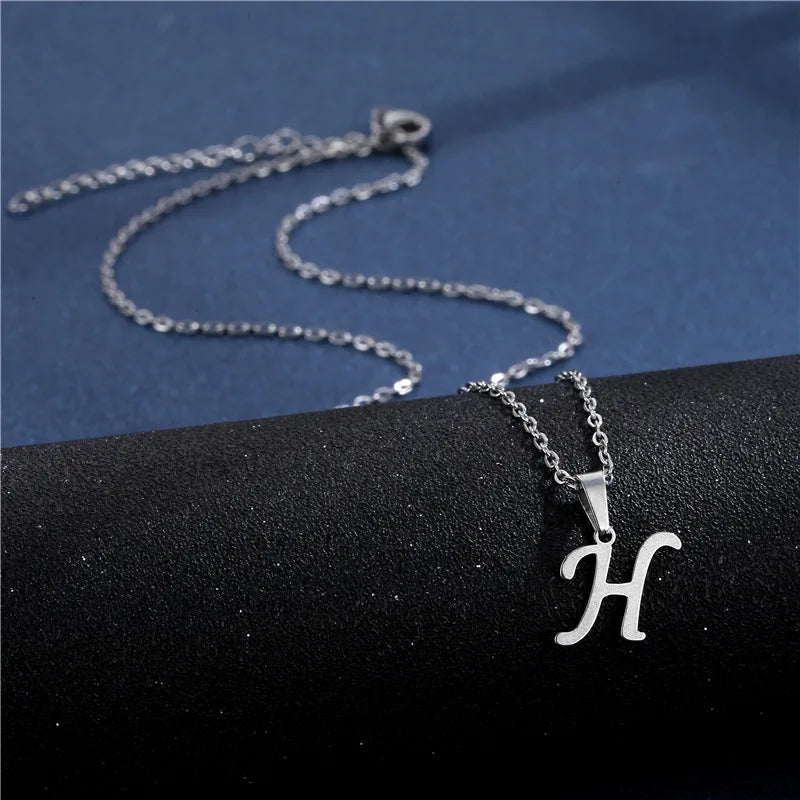 Collar personalizado con colgante de inicial h