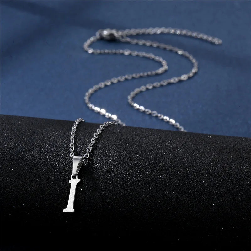 Collar personalizado con colgante de inicial i